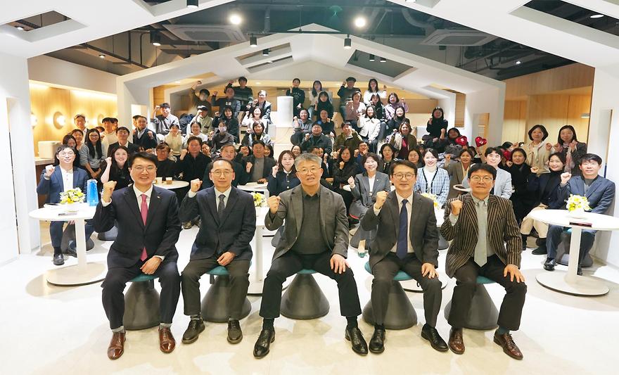 정년퇴직 직원 환송 행사 참석